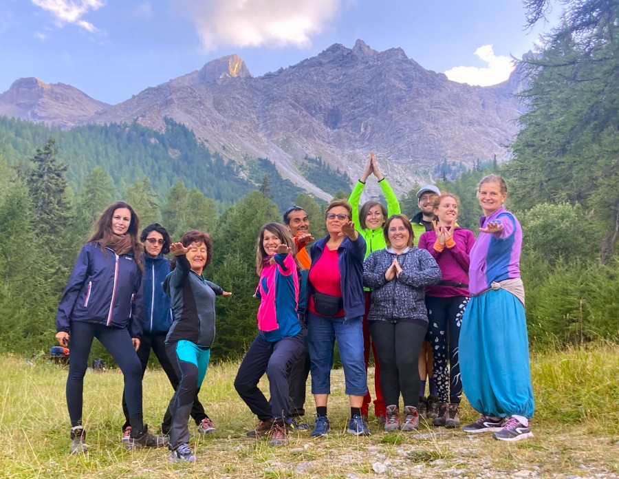 Gruppo_yoga_montagna.jpg