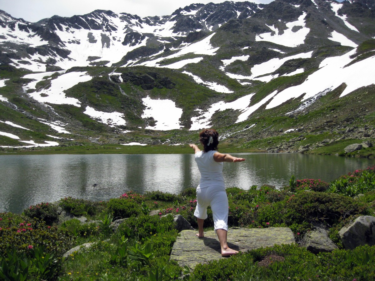 Laura Eynard insegnante Hatha Yoga pratica in Natura