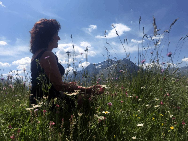laura_tra_fiori_e_cielo.png